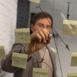 propietario-de-negocio-trabajando-en-su-estrategia propietario-de-negocio-trabajando-en-su-estrategia